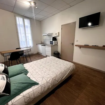 Beau Dans Rue Au Calme En Centre De Proche De La Gare Niort