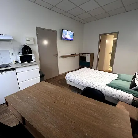 Beau Dans Rue Au Calme En Centre De Proche De La Gare Niort