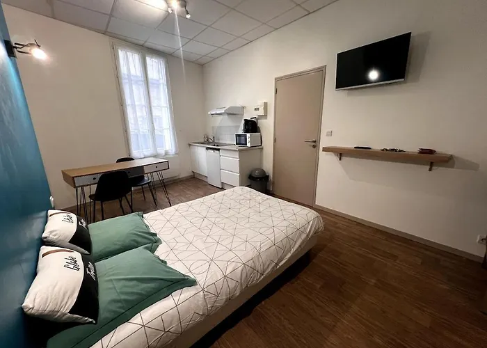 Beau Dans Rue Au Calme En Centre De Proche De La Gare Niort