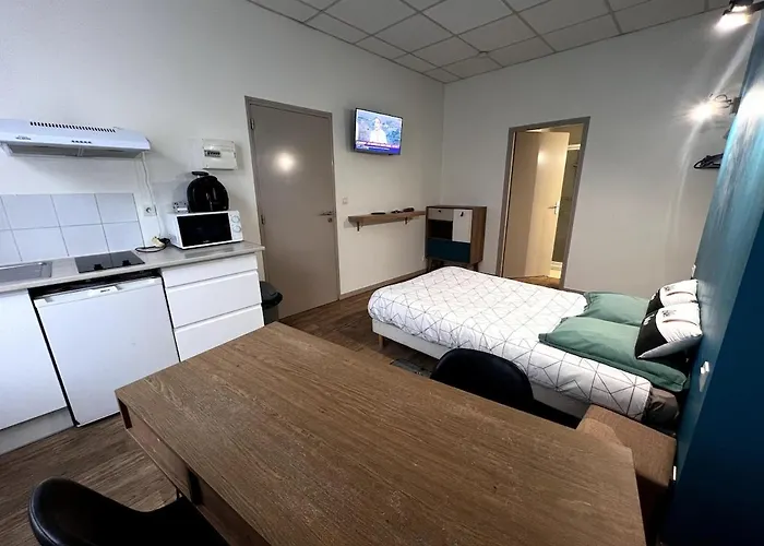 Beau Dans Rue Au Calme En Centre De Proche De La Gare Niort